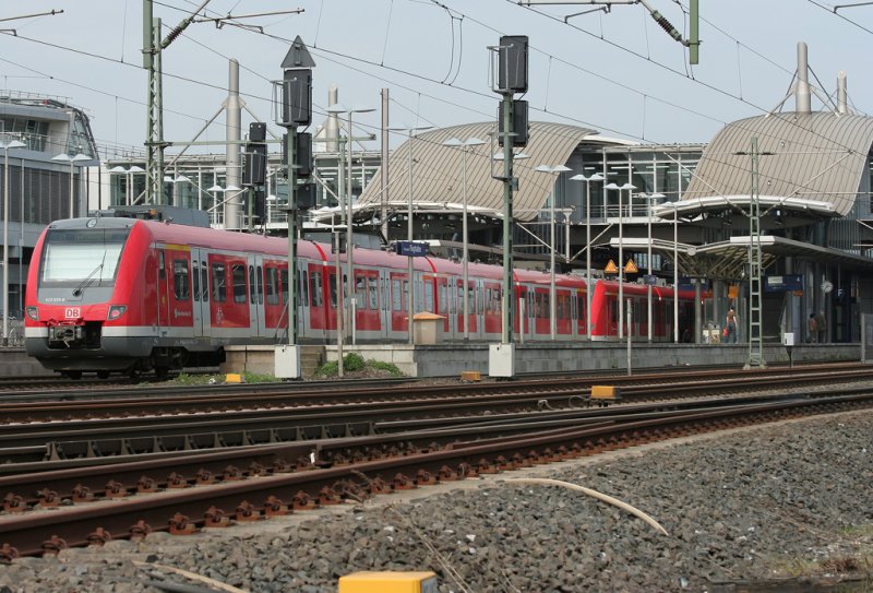 Ein 422 auf der S1 von Dsseldorf nach Dortmund fhrt ein in Dsseldorf Flughafen am 10.04.2009