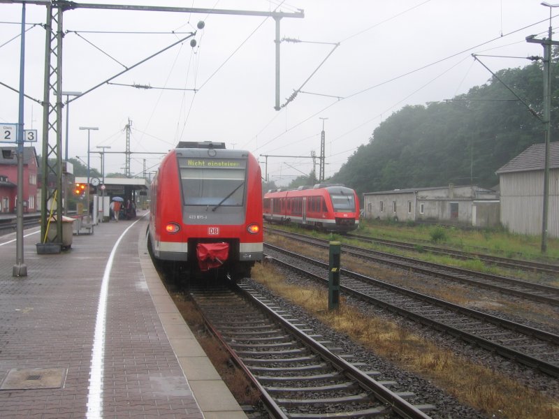 Ein 423 als S12 von Dren steht am 21.06.2007 in Au (Sieg). Im Hintergrund sieht man einen LINT 41.
