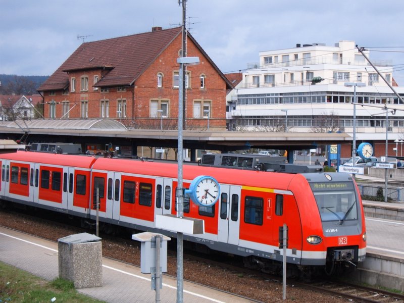 Ein 423 fhrt gerade Richtung Abstellgruppe aus dem Bahnhof Herrenberg. (09.04.2005)