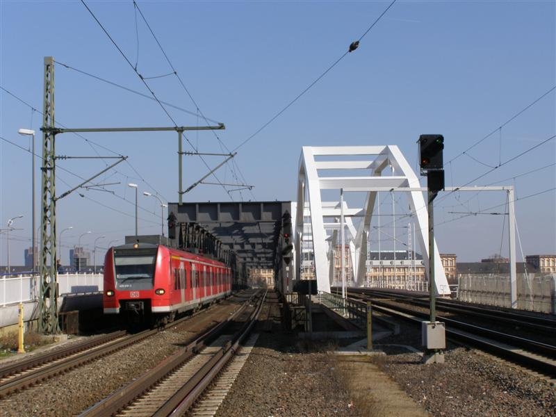 Ein 425 fhrt in Ludwigshafen Mitte ein, 11.03.2007