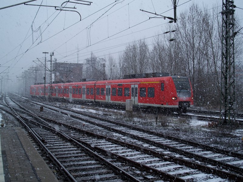 Ein 425 von Magdeburg im endbahnbof Braunschweig Hbf (18.3.2008)