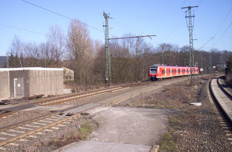 Ein 425 unbekannter Nummer fuhr in der bahnhif von Altenbeken ein. Datum:21.3.2005