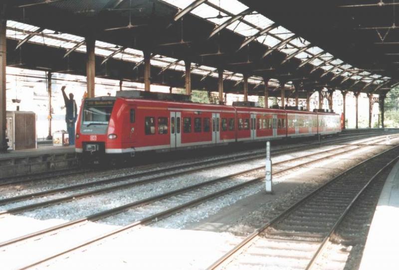 Ein 425 wendet am 22.8.03 in Aachen Hbf als RB 33  Rhein-Niers-Bahn .