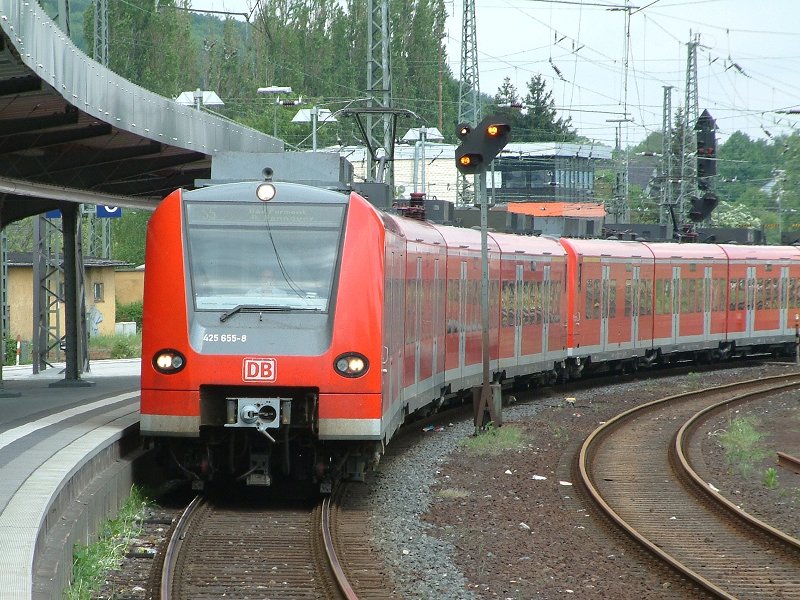 Ein 425er in Doppeltraktion als S5 zwischen Hannover-Flughafen und Bad Pyrmont bei der Einfahrt im Bahnhof Hameln (14. Mai 2006).