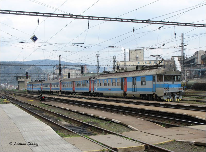 Ein 460er Sandwichzug gefhrt von 460 021 und geschoben von 460 075 als Os 6414 Lysa nad Labem (Lissa an der Elbe) - Usti zapad (Aussig West) bei Ausfahrt aus Usti nad Labem Strekov (Schreckenstein); 29.03.2007
