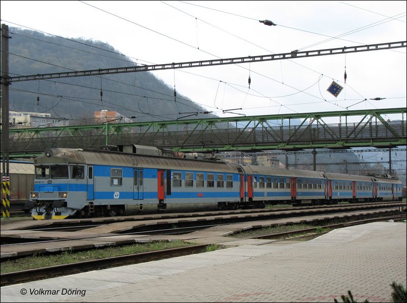 Ein 460er Sandwichzug gef�hrt von 460 021 und geschoben von 460 075 als Os 6414 Lysa nad Labem (Lissa an der Elbe) - Usti zapad (Aussig West) bei Einfahrt in Usti nad Labem Strekov (Schreckenstein); 29.03.2007
