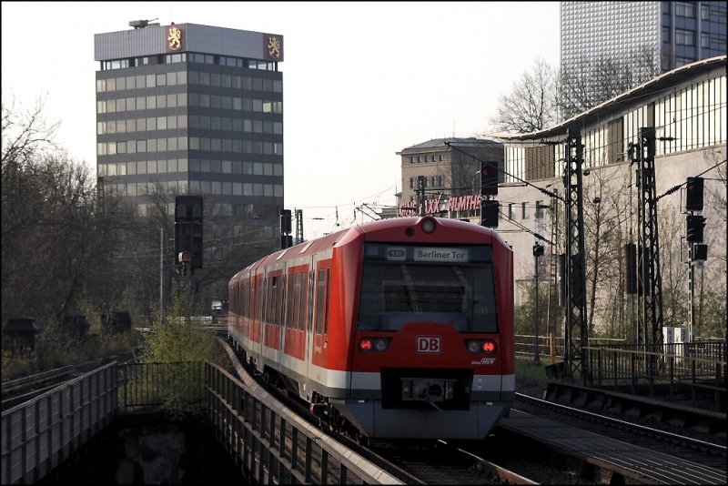 Ein 474er verlsst Hamburg-Dammtor als S31 von Altona nach Berliner Tor. (11.04.2009)