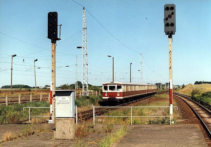 Ein 475/875er-Halbzug in Hauptstadtlack nach Birkenwerder bei der Einfahrt in Schnflie-Sommer 1994