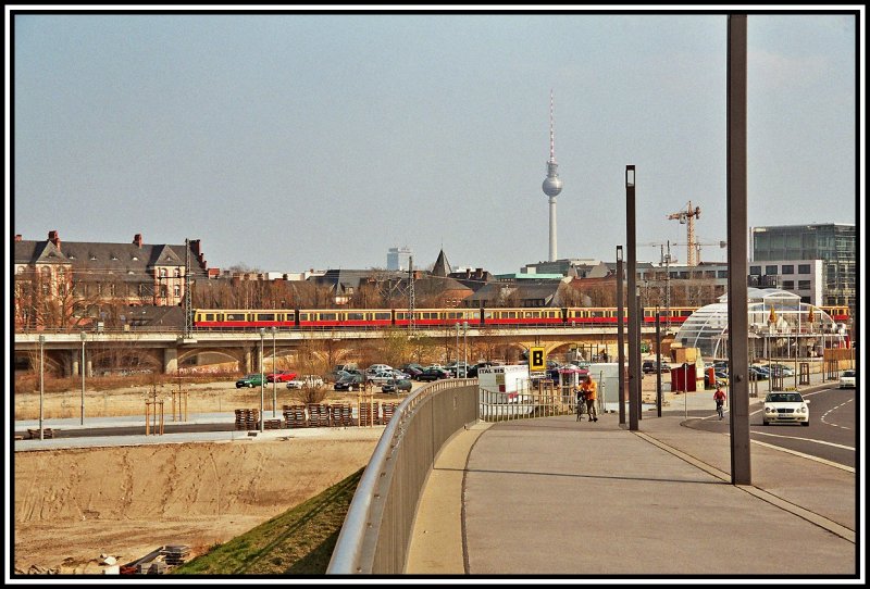 Ein 481er fhrt in Richtung Friedrichstrae. Im Licht der Sonne spiegelt sich auf dem Fernsehturm ein Kreuz.