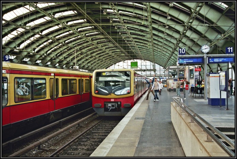 Ein 481er fuhr als S3 von Erkner zum Ostbahnhof, und wartet auf Gleis 10 auf weitere Aufgaben. Aufgenommen am 29.03.2007.