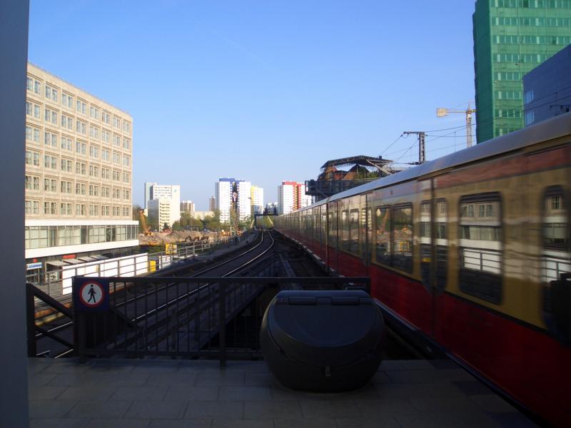Ein 481er zug verlsst soebend den Bahnhof Alexanderplatz. Aufgenommen am 19.4.2005