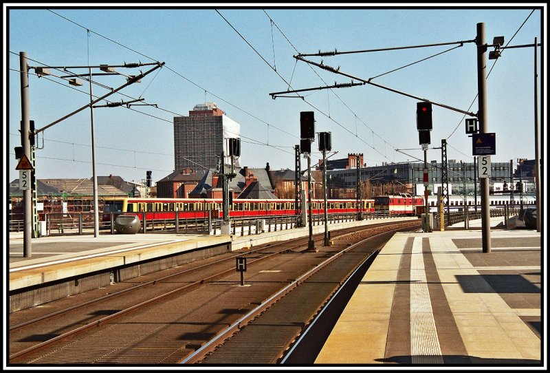 Ein 485 der S-Bahn erreicht den Hauptbahnhof Berlin. Auf dem Fernbahngleis rollt eine 371 mit dem  Berlin-Warszawa-Express  dem Zielbahnhof entgegen. Aufgenommen am 26.03.2007
