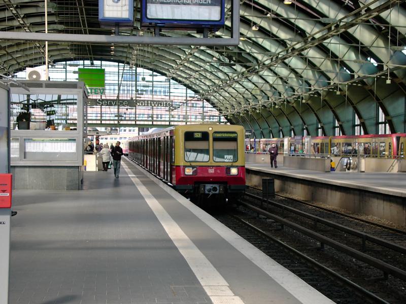Ein 485er wartet in Berlin Ostbahnhof auf seine weiterfahrt. Aufgenommen am 19.4.2005.