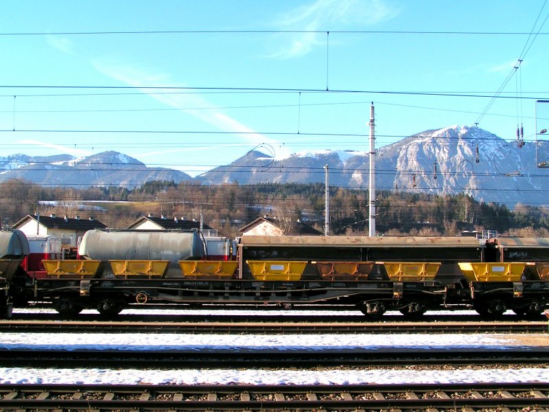 Ein 4Ax-Flachwagen (33804731133 Hbf.Rosslau a.d.Elbe)steht beladen mit 6Schuttcontainern in den Bergen Tirol´s, Wrgl Hbf;090204