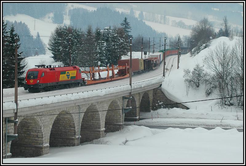 Ein von 5 Maschinen die die GySEV von den �BB f�r die Dauer von 20 Jahren angemietet wurden: 1116 064 auf der S�drampe der Semmeringstrecke mit einem G�terzug am 6.1.2006. (Nachschub: 1042 036)