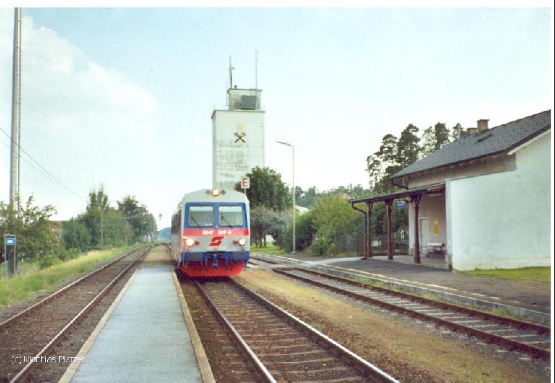 Ein 5047 bei der Einfahrt in den Bf. Grafendorf.