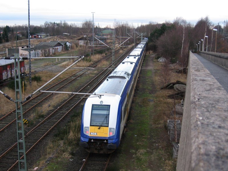 Ein 6 Wagen Wendezuggarnitur der NOB am 23.01.2007 in der Abestellgruppe des ehm. Elmshorner G�terbahnhofs.