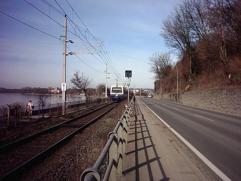 Ein 6020 als Regionalzug von Bludenz nach Lindau kurz vor Lochau H�rbranz, im Hintergrund (neben der Kilometertafel) ist noch ein Teil der ehemaligen Kaserne von Lochau zu erkennen.