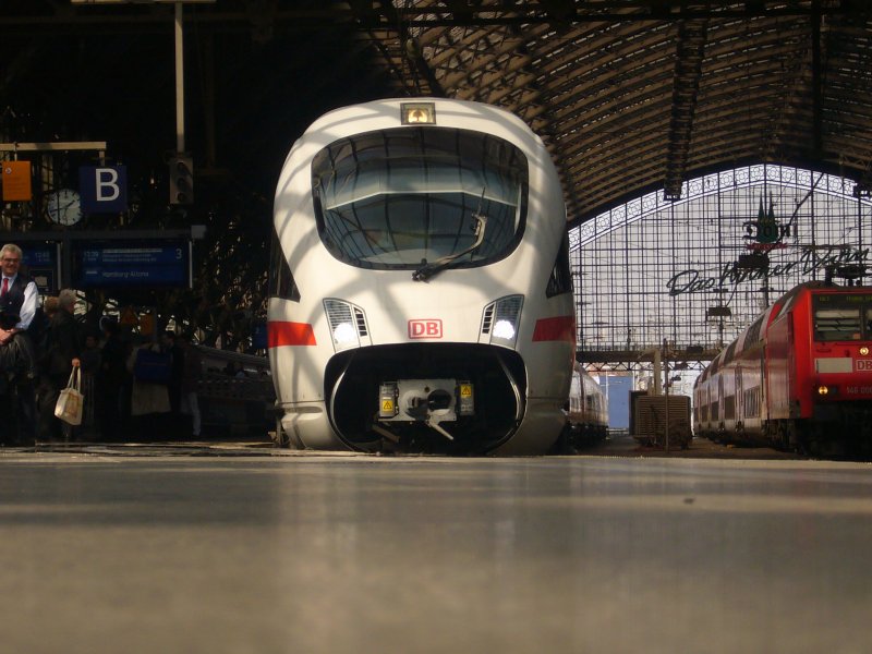Ein 605 steht in K�ln Hbf und wartet als IC 1808 auf seine Abfahrt nach Hamburg-Altona. Diese Z�ge fahren immer Sonntags um 13.39 Uhr von K�ln nach Hamburg. Aufgenommen am 01.04.07
