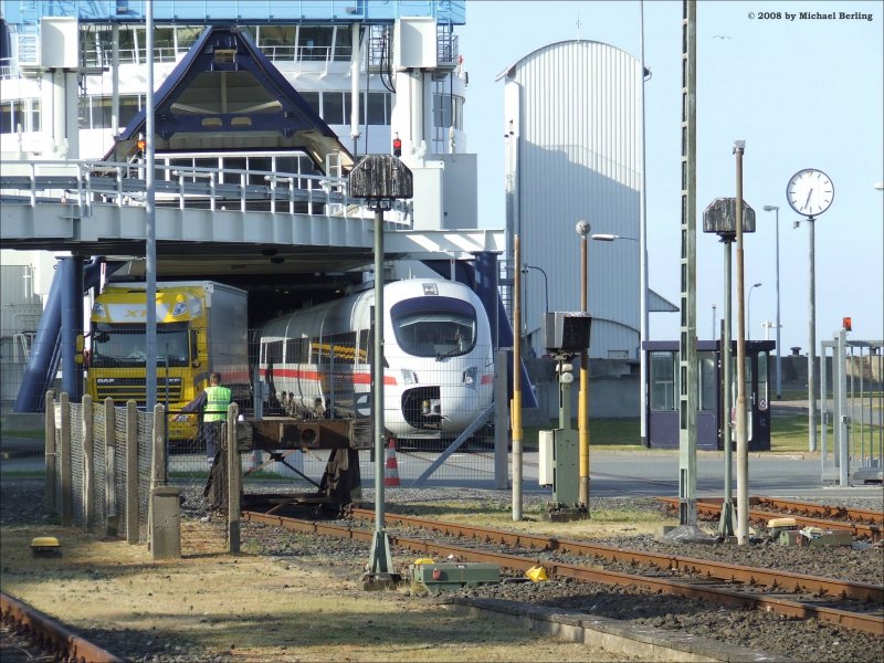 Ein 605er verlsst Grad die Fhre aus Rdbyhavn und fhrt in Bf Puttgarden ein um von dort seine Fahrt richtung Berlin vortzufhren. 3.6.08