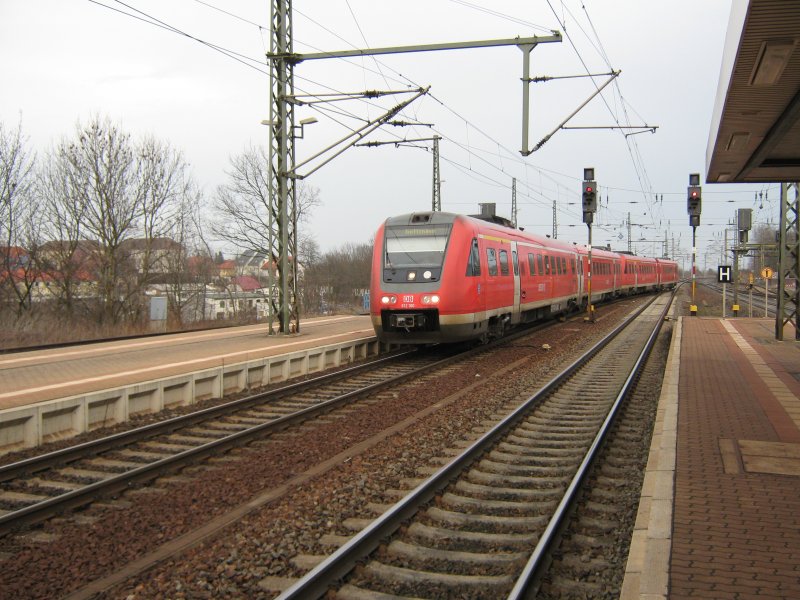 Ein 612 3er Gespann bei der Einfahrt in den Bahnhof Gotha. Dieser Zug bestand aus 612 523, 612 100 und 612 600. 14.03.2009.