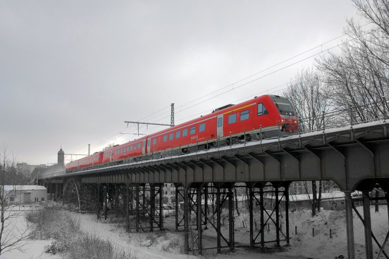 Ein 612-Doppel als IRE 3085 am 18.02.09 nach Nrnberg beim berqueren der Annaberger Strae mit +30