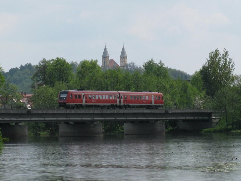 Ein 612 berquert am 6.5.2008 als RE 3693 die Naabbrcke in Schwandorf.