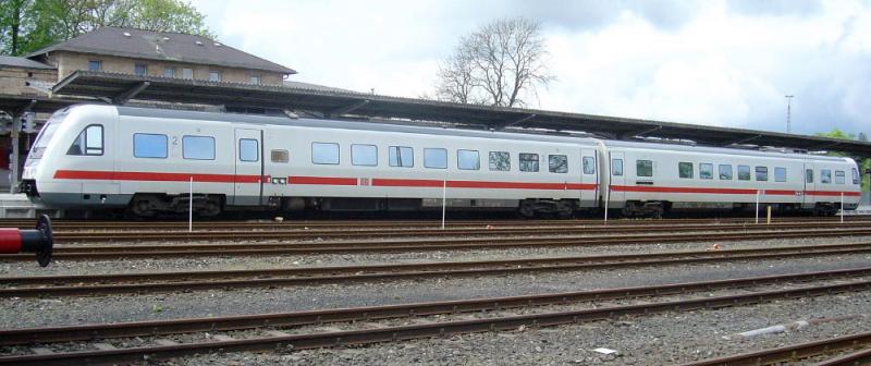 Ein 612.4 steht am 05.05.05 abfahrtbereit in Neuenmarkt-Wirsberg als RE nach W�rzburg Hbf.