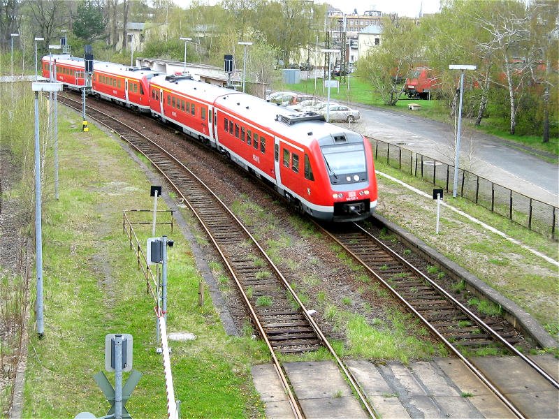 Ein 612er durcheilt auf seinem Weg nach Chemnitz den Haltepunkt Engelsdorf Werkst�tten, 16.04.08