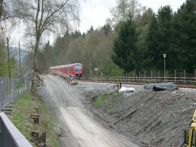 Ein 612er in Richtung Arnsberg. Fhrt auf dem anderen Gleis, wegen Brckenarbeiten.
