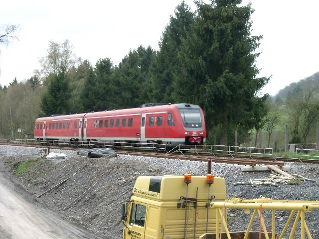 Ein 612er in Richtung Arnsberg. Fhrt auf dem anderen Gleis, wegen Brckenarbeiten.