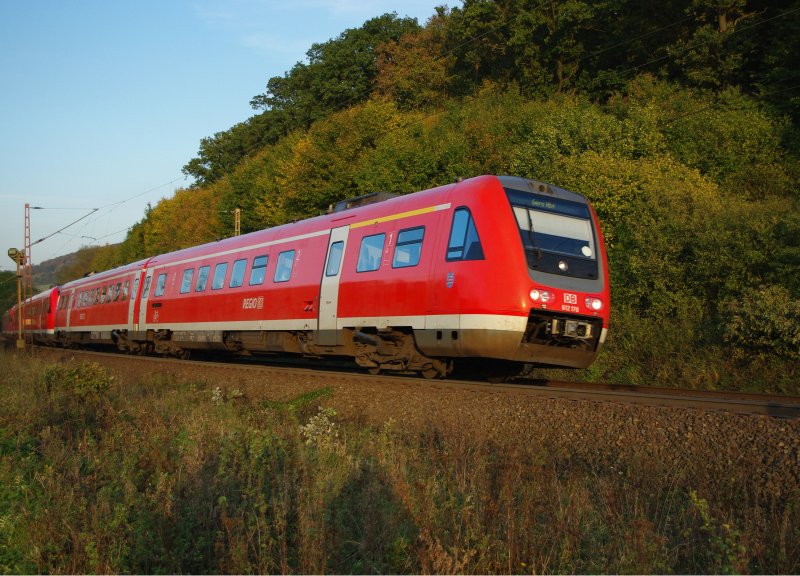 Ein 612er Trio auf dem Weg nach Gera Hbf. Ob da nun noch Neigetechnik aktiviert ist oder nicht... zumindes ergibt es in der Kurve zwischen Friedland(HAN) und Eichenberg ein schnes Bild in der untergehenden Herbstsonne. Aufgenommen am 19.10.2009.
