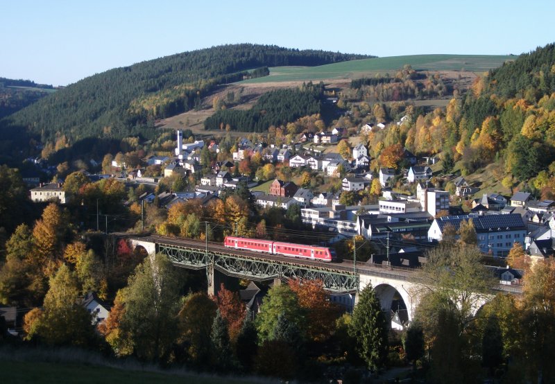 Ein 612er berfhrt am 19.Oktober 2012 als RE 4990 nach Jena Saalbahnhof das Trogenbachviadukt in Ludwigsstadt.