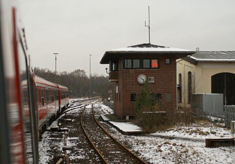 Ein 614er passiert als RB nach Bucholz (Nordheide) am 23.11.2008 das Walsroder Stellwerk  Wnf.