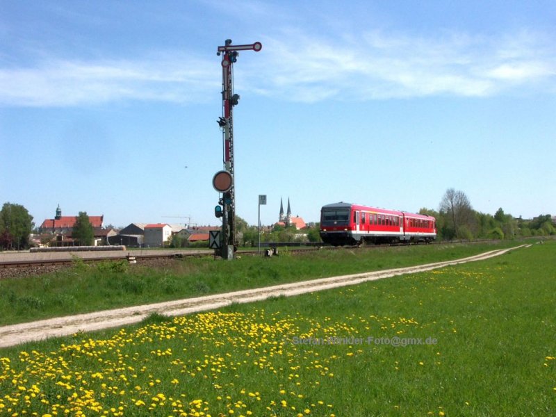 Ein 628.4 verlsst Alttting Richtung Mhldorf, links zwei der Kirchen.... Foto vom 25.04.2009.