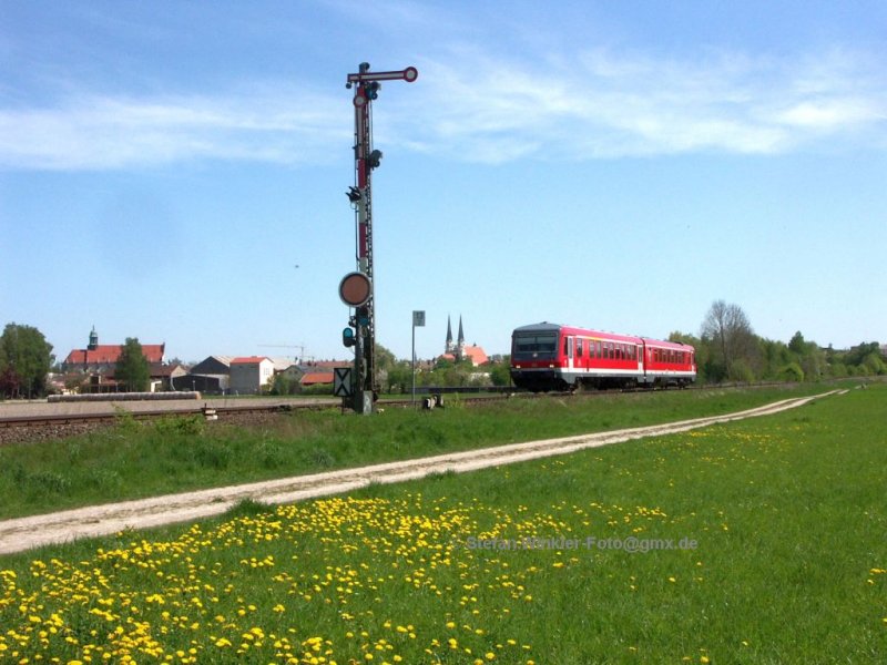 Ein 628.4 verl�sst Alt�tting Richtung M�hldorf, links zwei der Kirchen.... Foto vom 25.04.2009.