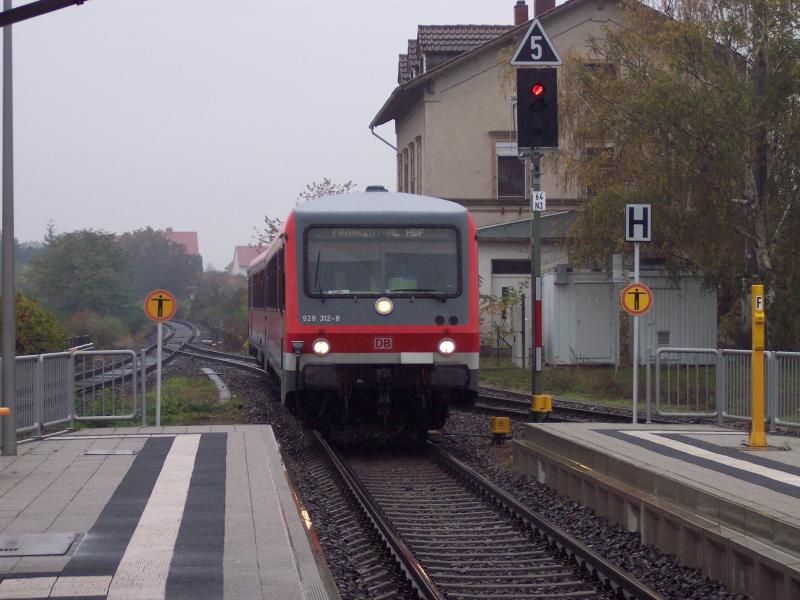 ein 628er fhrt in den Bahnhof Freinsheim ein.