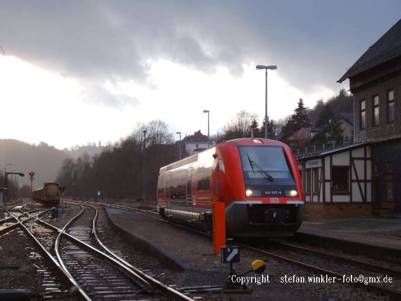 Ein 641er Walfisch im Wendebahnhof Blankenstein/Saale. Hinten gr�sst vom Berg die Burgruine Lichtenberg in Bayern. Im Tal verl�uft die H�llentalbahn und k�nnte den Anschluss f�r G�ter und Personen nach Bayern und S�den gew�hrleisten. Das w�re gerade f�r die Werke des Holzkompetenzzentrums in Ebersdorf-Friesau und die ZPR interessant. Leider liegen keine Gleise mehr. Und das bei rund 1000 Lkw-Fahrten am Tag.....Mehr bei HOELLENNETZ.de