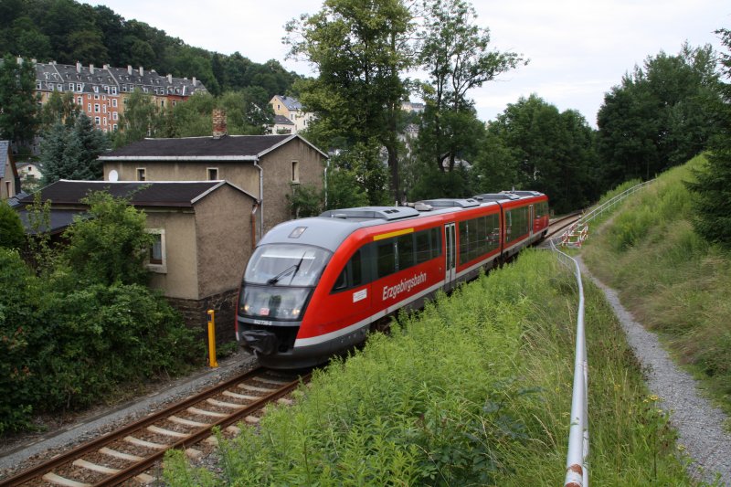 Ein 642 der Erzgebirgsbahn passiert das Bahnwrterhaus in Annaberg Buchholz in Richtung Bahnhof-Sd. (12.07.09)