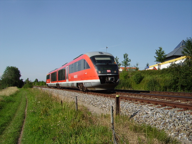 Ein 642/Desiro bei Martinszell in Richtung Obersdorf.