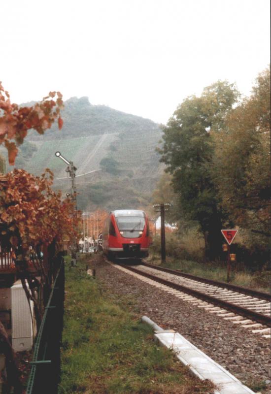 Ein 643 passiert im Oktober 2003 das Einfahrsignal in Dernau (Ahr) auf seinem Weg nach Ahrbrck.