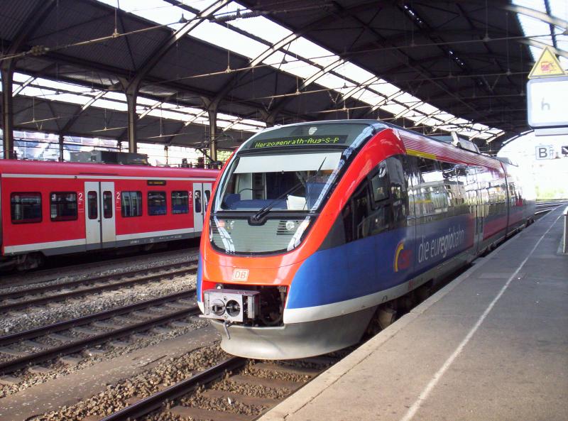 Ein 643.2(Euregiobahn Aachen) als RB 20 nach Herzogenrath steht Abfahrtbereit in Aachen Hbf. 14.08.2005