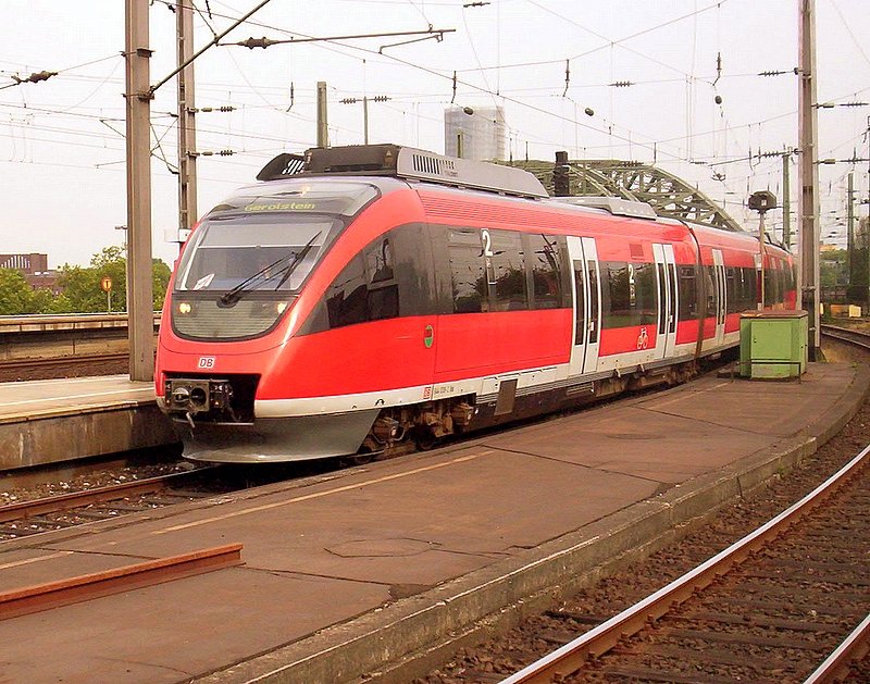 Ein 644 Talent bei der Einfahrt von Kln Hbf. RE22 nach Gerolstein. Sommer 2005