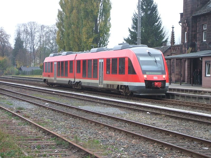 Ein 648er als RB 14425 beim Halt in Stadtoldendorf. Ziel des Zuges: Kreiensen. 25.10.2007