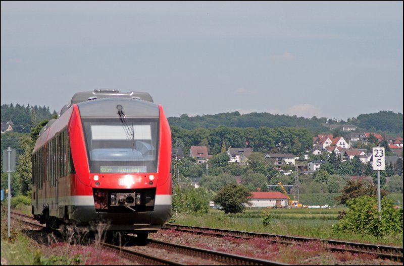 Ein 648er durchfhrt die Sauerlnder Landschaft bei Bsperde als RB54 (RB 29417)  Hnnetalbahn  und wird den Haltepunkt in wenigen Augenblicken erreichen. (24.05.2008)
