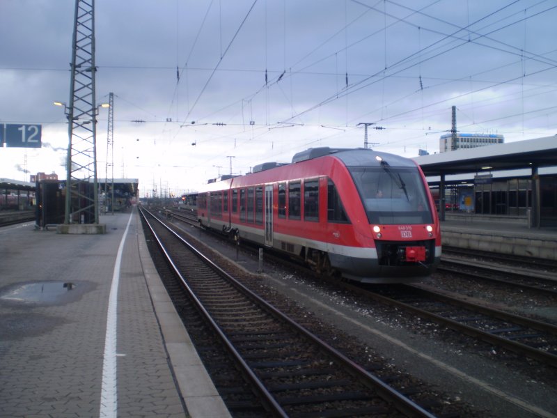 Ein 648er steht auf einem Durchgangsgleis im Nrberger Hbf.
