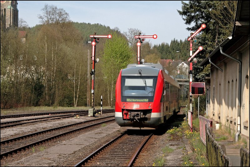 Ein 648er verlsst als RB52 (RB 29272)  Volmetalbahn  den Bahnhof Brgge(Westf) Richtung Dortmund. (27.04.2008)