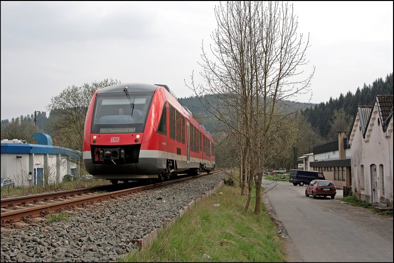 Ein 648er verlsst als RB52 ,(RB 29284)  Volmetalbahn  den Ldenscheider Stadtteil, Brgge(Westf) Richtung Dortmund Hbf. (26.04.2008)
