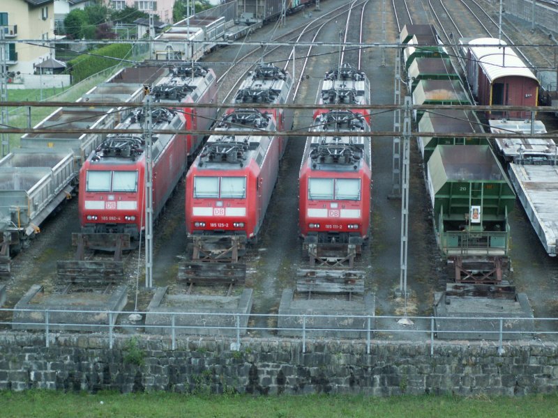 Ein 6er Pack 185er parkiert am 03.06.07 an der Gotthardstrecke in Erstfeld/Schweiz