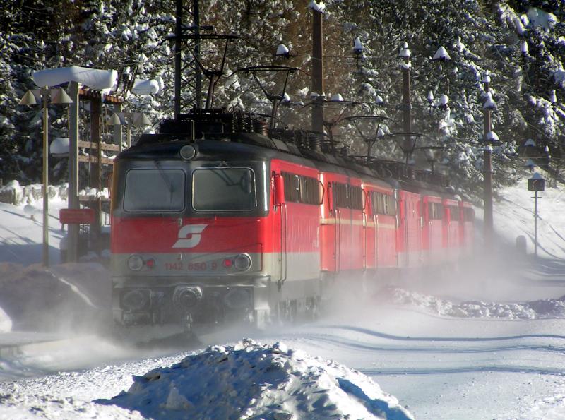 Ein 7-fach Lokzug bei der Rckberfhrung von Mrzzuschlag nach Gloggnitz am 5.2.2005 bei der Durchfahrt in Breitenstein